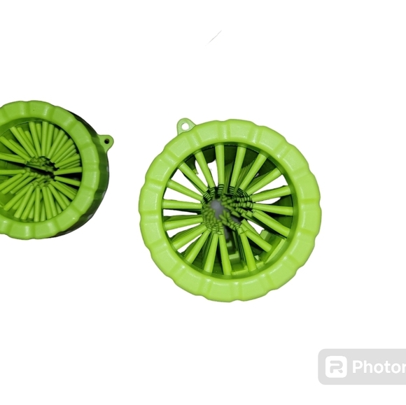 1 small (green) pet paw cleaner. Muddy buddy foot cleaner. - Picture 4 of 7